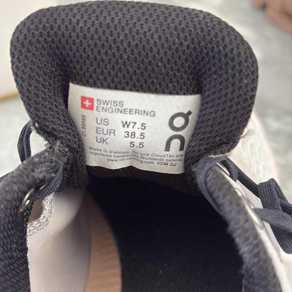 ON Women's Cloudflyer Running Shoes - Picture 9 of 11